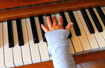 eveil musical avce le piano pour les petits enfants